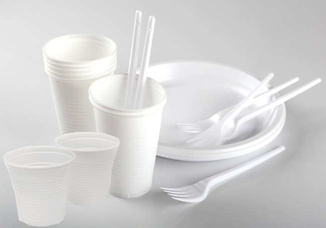 Bicchieri di plastica usa e getta con forchette e cucchiai